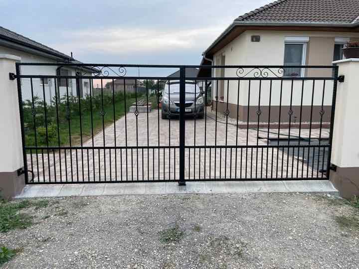 Kétszárnyú nagykapu és kerítés új építésű ház előtt